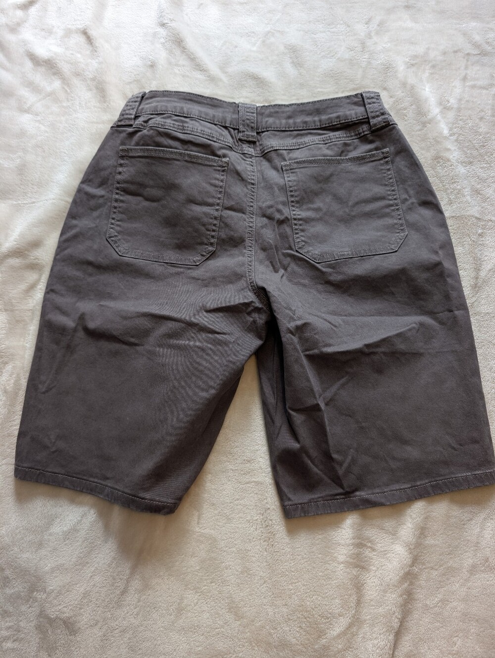Flamingals Solid Stitch Detail Mid Waist Gray Bermuda Shorts NWT Large - Picture 7 of 9